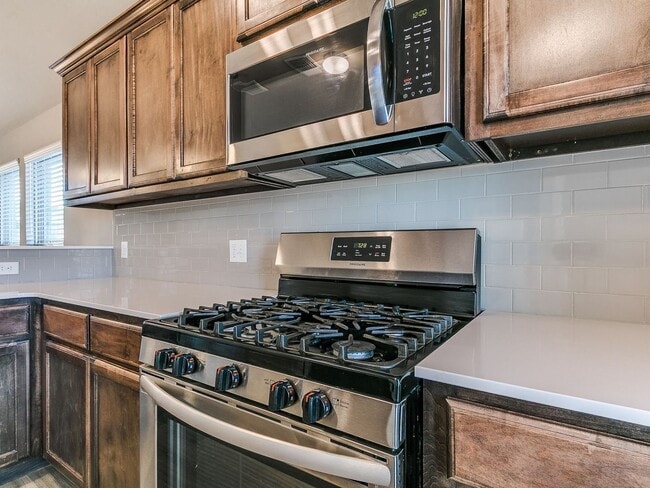 Building Photo - 3 bedroom, 2 bathroom, 2 car garage