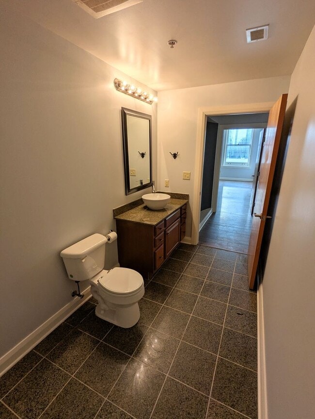 Building Photo - Spacious 1 Bedroom 1.5 Bathroom Downtown Condo