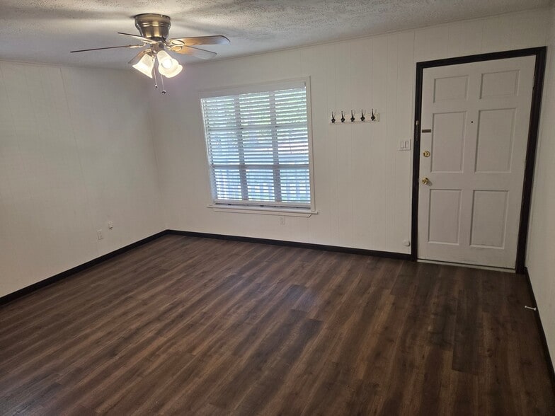 Building Photo - 4777 Holly Ln W