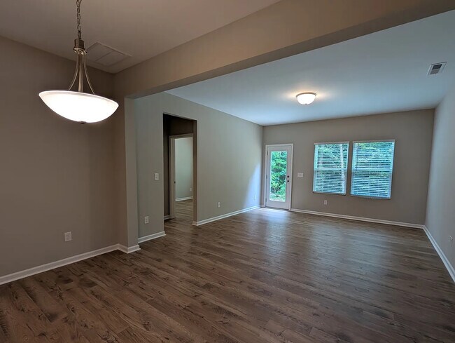 Building Photo - Room in Townhome on Reeves St