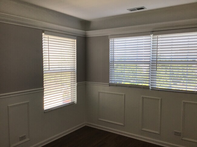 Building Photo - 1559 Parkside Dr