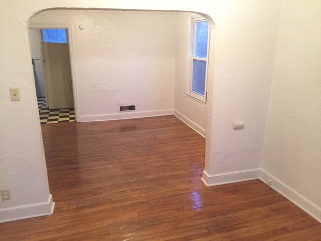 Building Photo - 901 Bingham Ave