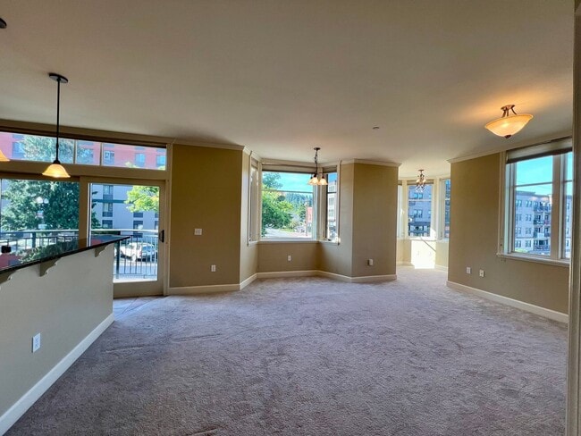 Building Photo - Spacious 2 Bedroom Condo in Fairhaven!