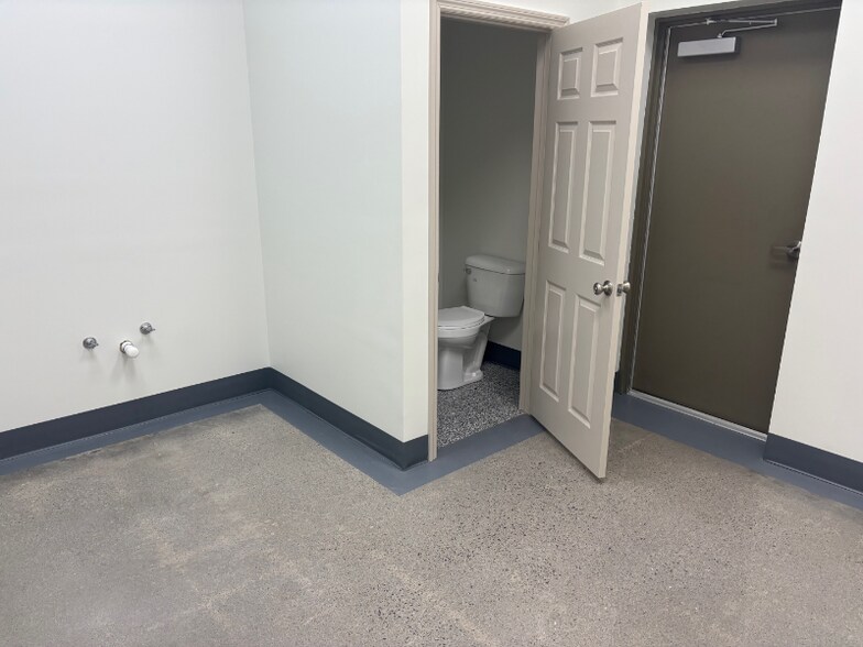 Building Photo - 515 Cross St