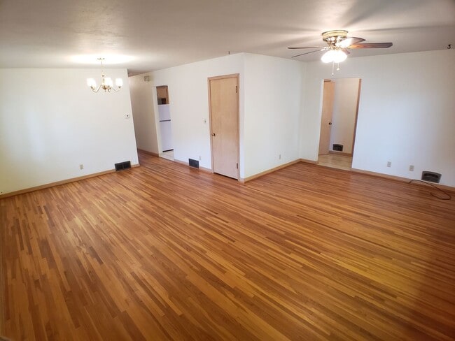 Primary Photo - 3+ Bedroom 2 Bath Single Family House in O...