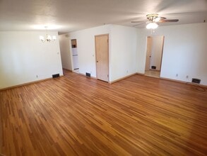 Building Photo - 3+ Bedroom 2 Bath Single Family House in Owatonna