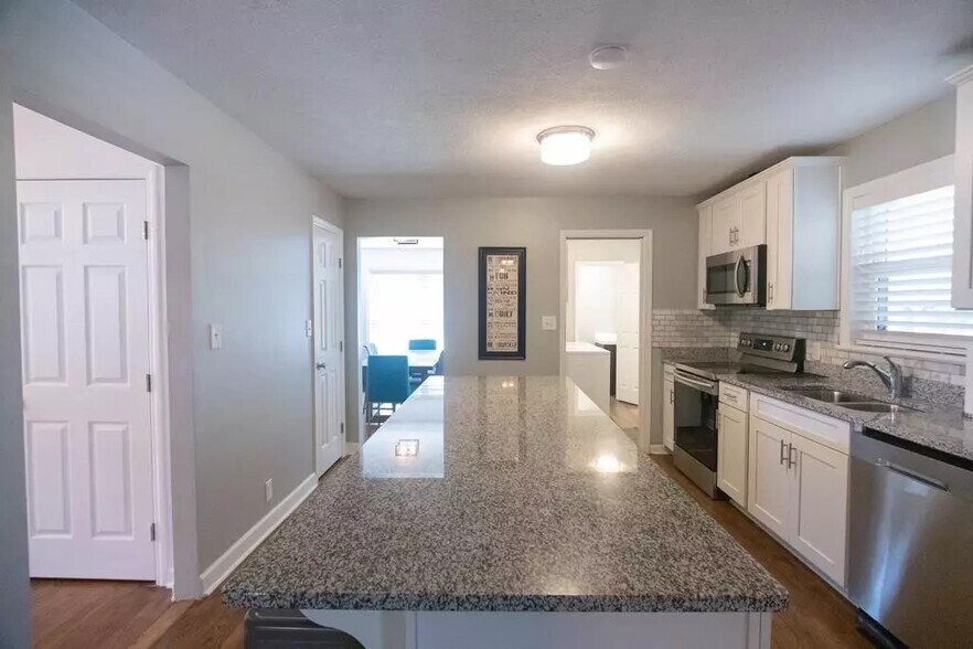 Building Photo - 614 Camellia St NE