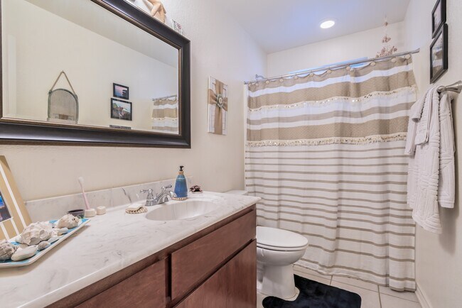 Building Photo - ** BEAUTIFUL 3 BED/ 2 BATH HOUSE **