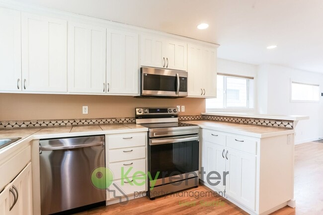 Building Photo - 3-Bedroom Beauty with Fenced Yard and Flex...
