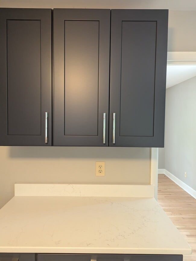 Building Photo - 23 S Circle Dr