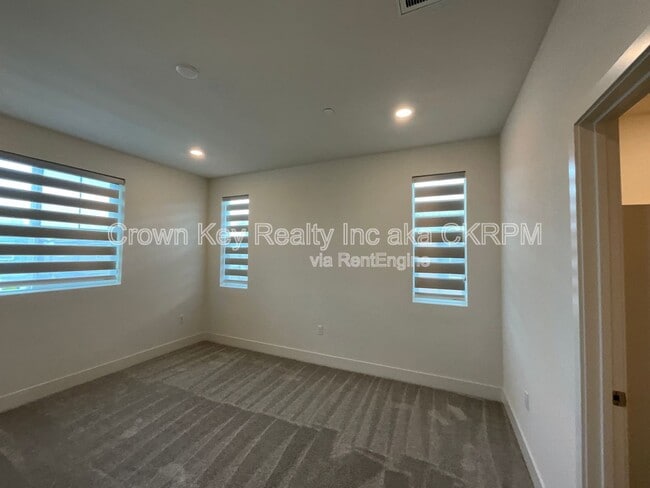 Building Photo - 7236 Diamond Ave