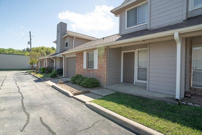 Building Photo - 14020 Schroeder Rd
