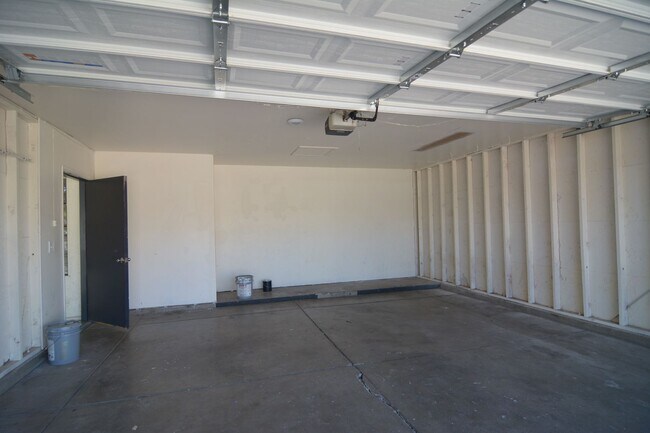 Building Photo - Updated 3  Bedroom 2 Bath Home! Located in Convenient South Tucson Location!