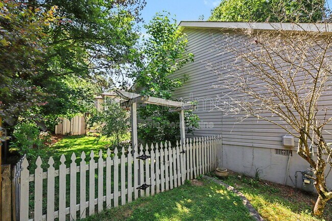 Building Photo - 10475 Willow View Cir