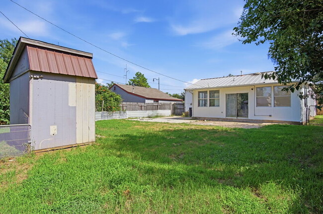 Building Photo - 549 E Ercoupe Dr