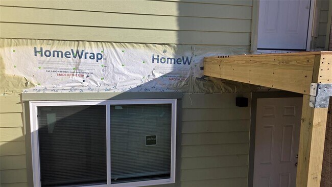 Building Photo - 2124 Burton Dr