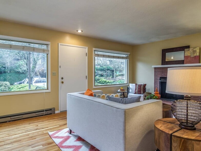 Living room - 2741 SE 32nd Ave