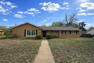 Building Photo - Spacious 3 Bedroom 2 Bath home COMING SOON!
