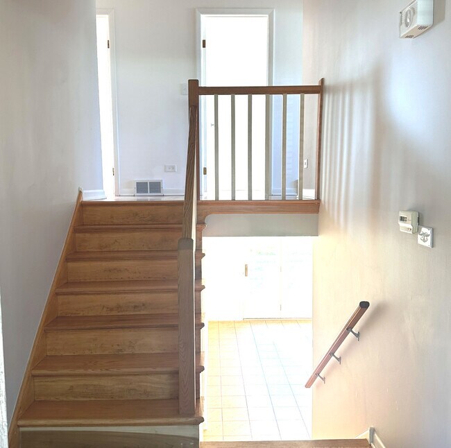 Building Photo - 2140 Eastview Dr