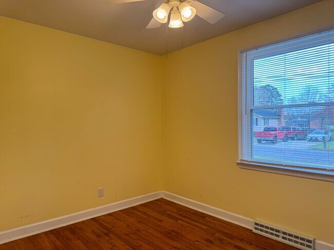 Building Photo - 904 Forestview Dr