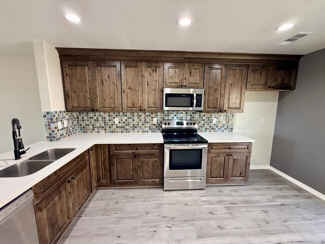 Building Photo - Modern 3 Bed, 2 Bath Home with Open Floor Plan & New Flooring – Fort Mohave- Available Now!