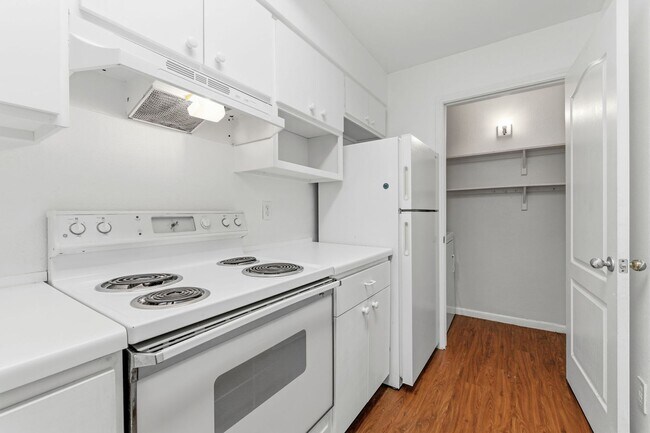 Building Photo - Amazing 1 bedroom, 1 bathroom Condo in Montevista!