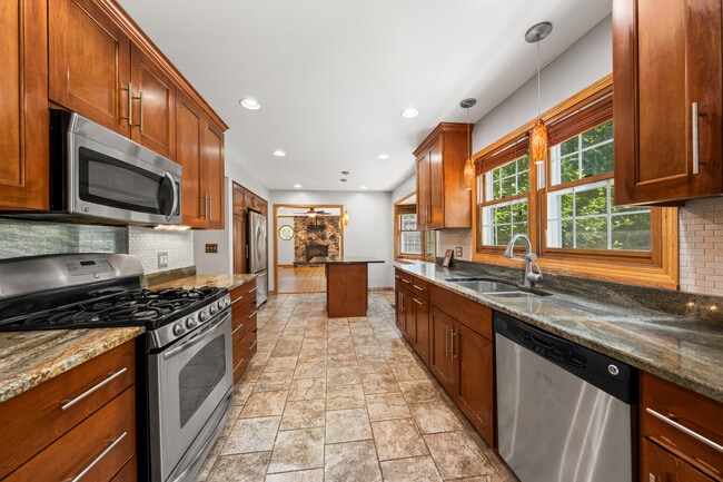 Building Photo - 104 S Knollwood Dr