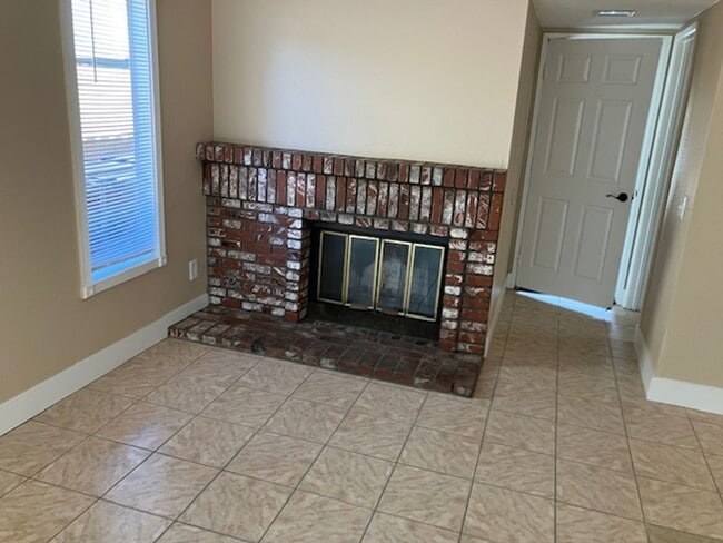 Building Photo - CREEKSIDE COMMUNITY ONTARIO  -       3 BED...