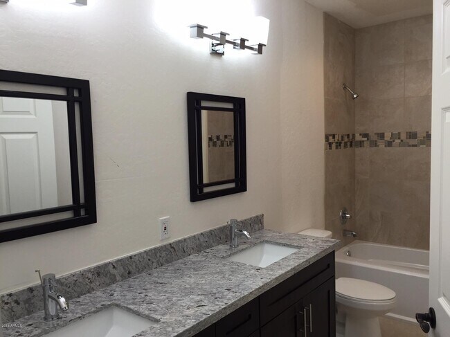 Building Photo - 1502 E Dunlap Ave