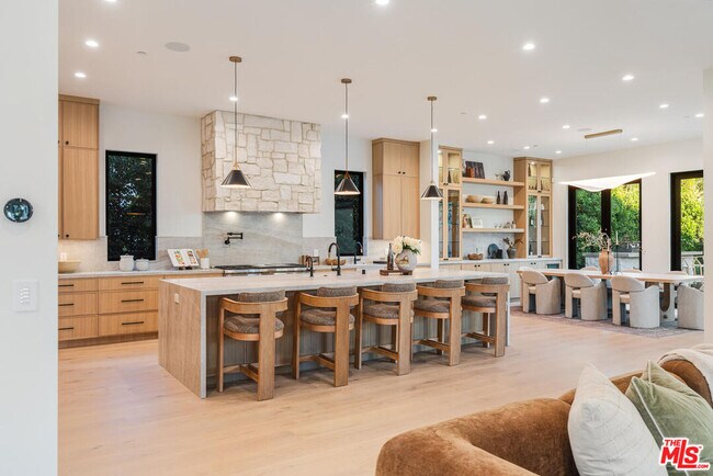 Building Photo - 5064 Encino Ave