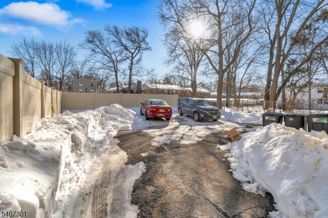 Building Photo - 918 Pennington St