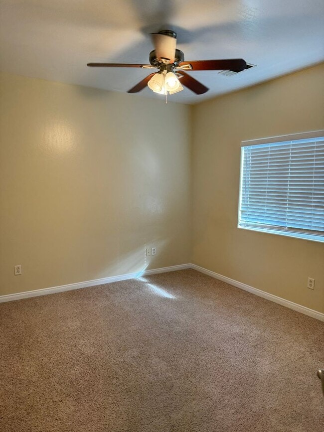 Building Photo - Spacious Stockdale Ranch Home!