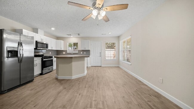 Building Photo - Lovely three-bedroom residence located on a cul-de-sac in Pearland ISD.