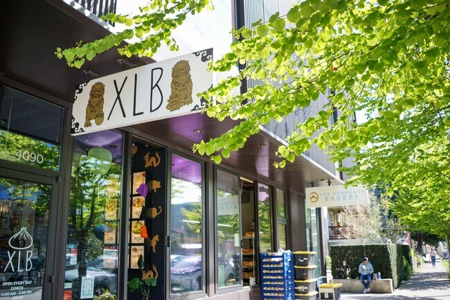 Building Photo - Top Floor 1-Bed w/Condo-Grade Finishes Ready Now!