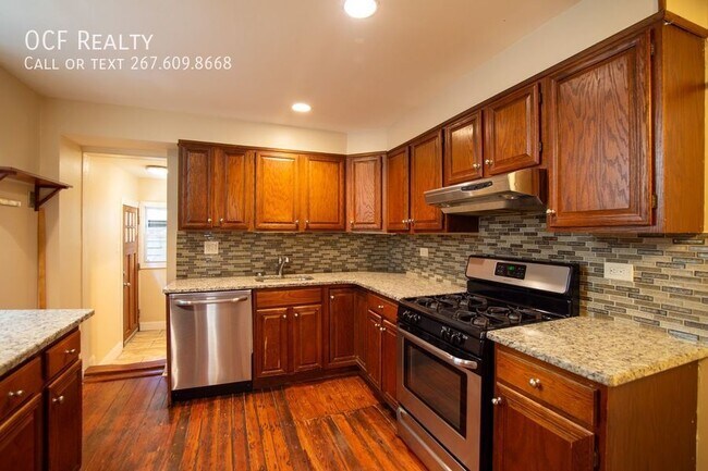 Building Photo - 2211 Bainbridge St