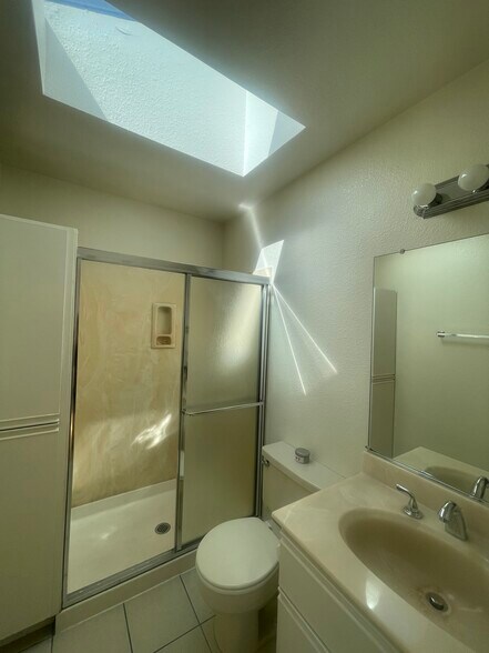 Main bathroom - 1026 San Luis Cir
