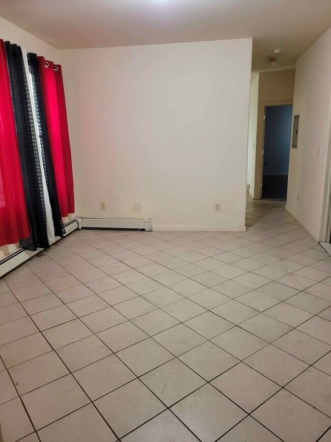 Living room - 117 Ridgewood Ave