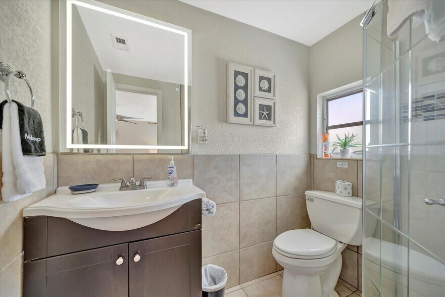 Building Photo - 483 E Shore Dr