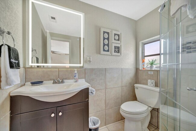 Building Photo - 483 E Shore Dr