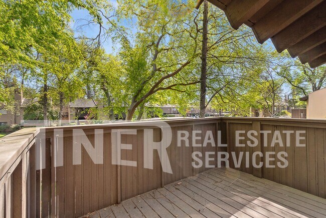 Building Photo - 730 Woodside Ln E