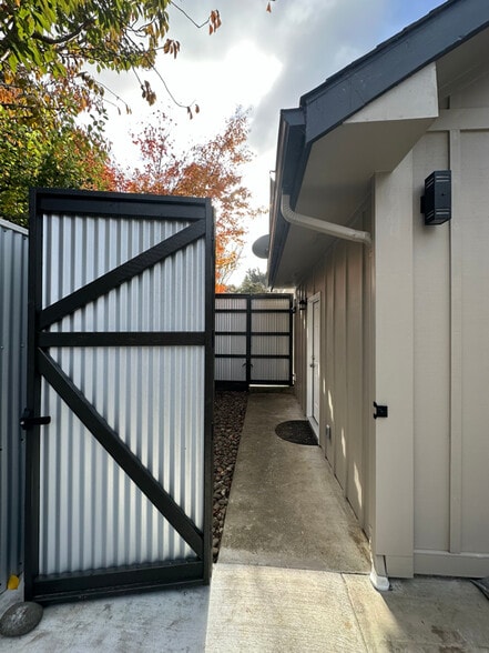 Building Photo - 1139 Azalea Ave