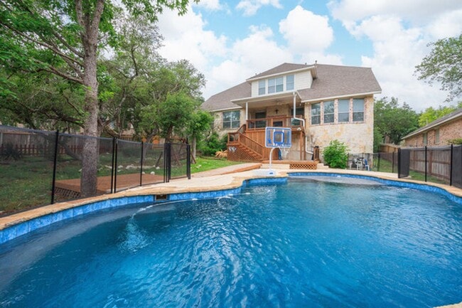 Building Photo - Spacious 2 Story 5 Bedroom , 4 full bathrooms located in Stone Oak!