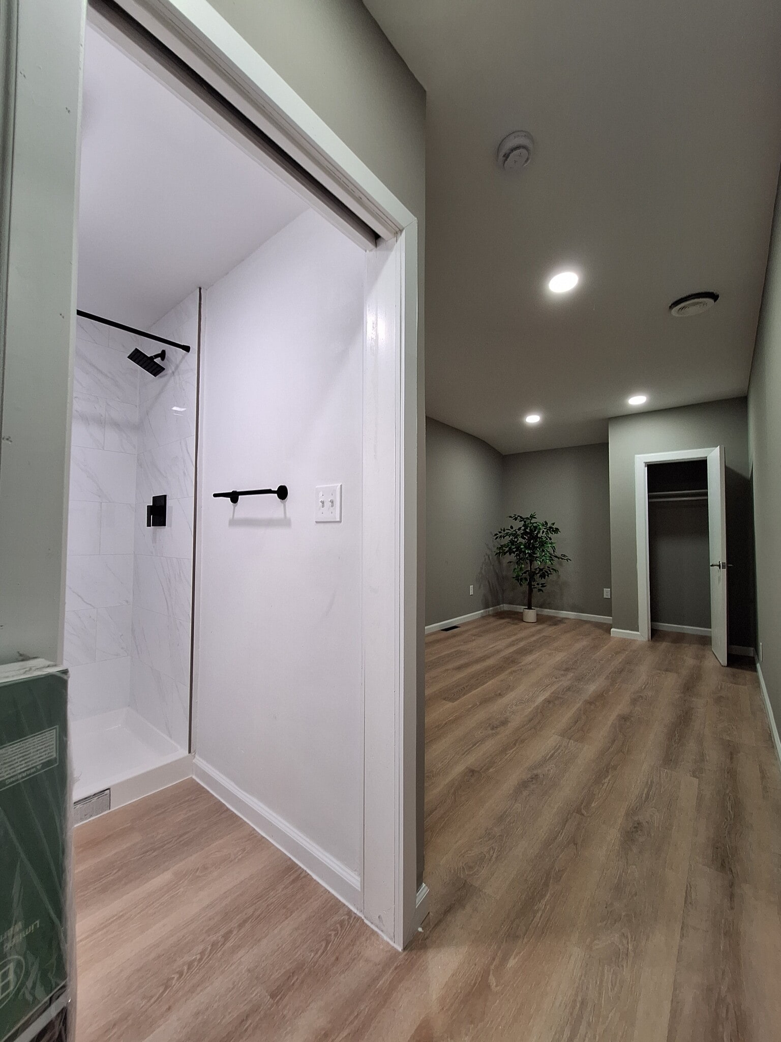 En-suite Bathroom and Master - 14 N Broadway