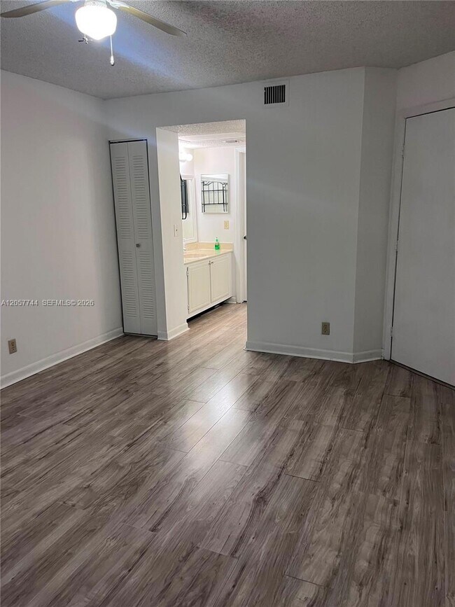 Building Photo - 9777 Westview Dr