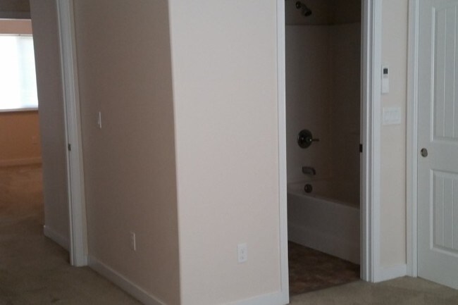 Building Photo - 725 Mt Hood Ave SW