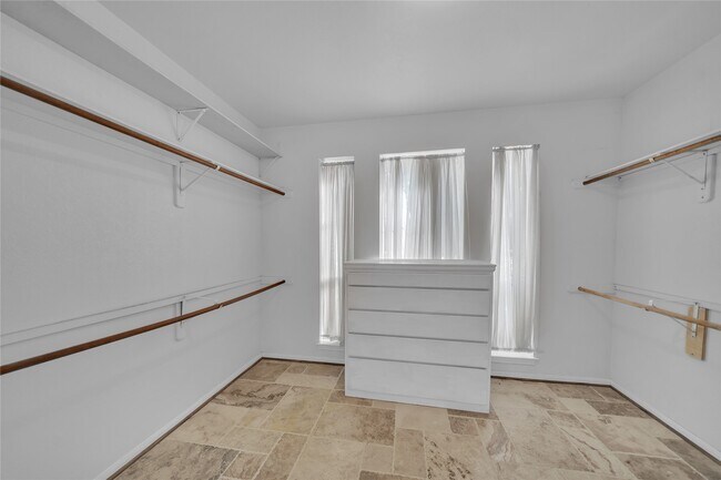 Building Photo - 1423 Meadow Lakes Dr