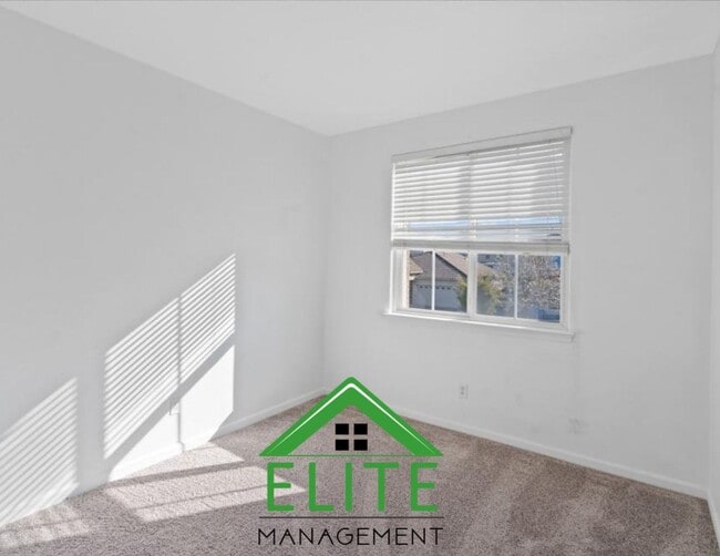 Building Photo - **Spacious 4-Bedroom, 2.5-Bath Home with L...