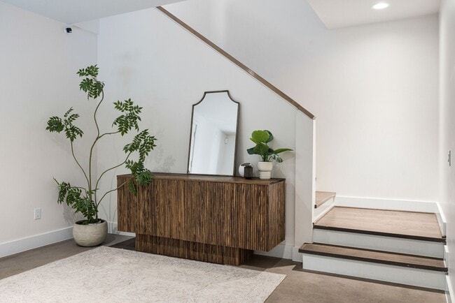 Building Photo - 306 W Pierce St