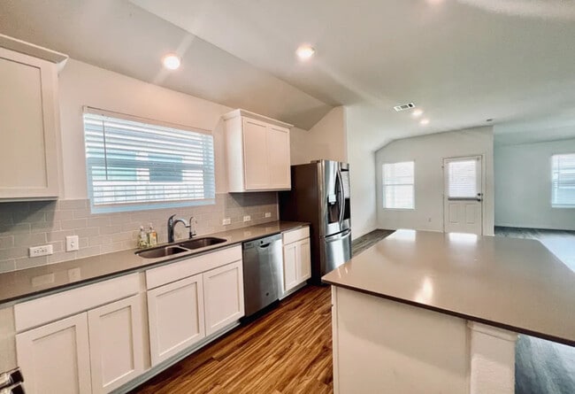 Building Photo - Modern 4-Bed, 2-Bath Retreat with Soaking ...