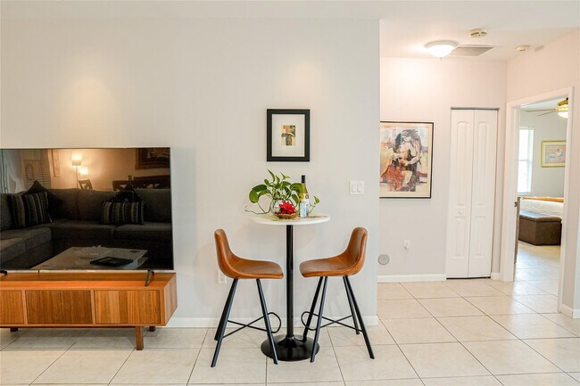 Building Photo - 821 SW 13th Ct